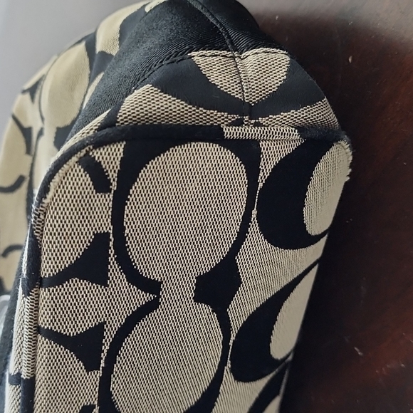 Coach Signature Hobo - Picture 8 of 8